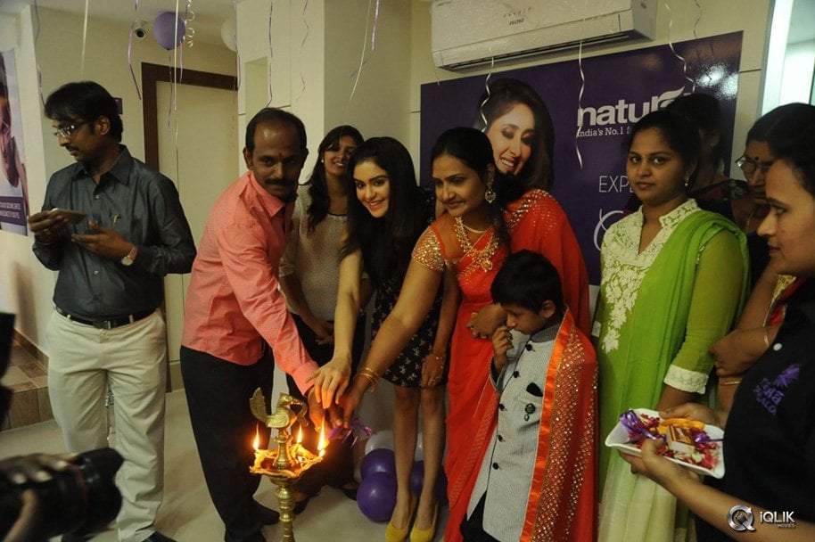 Adah-Sharma-Launches-Naturals-Salon-at-Pragathi-Nagar